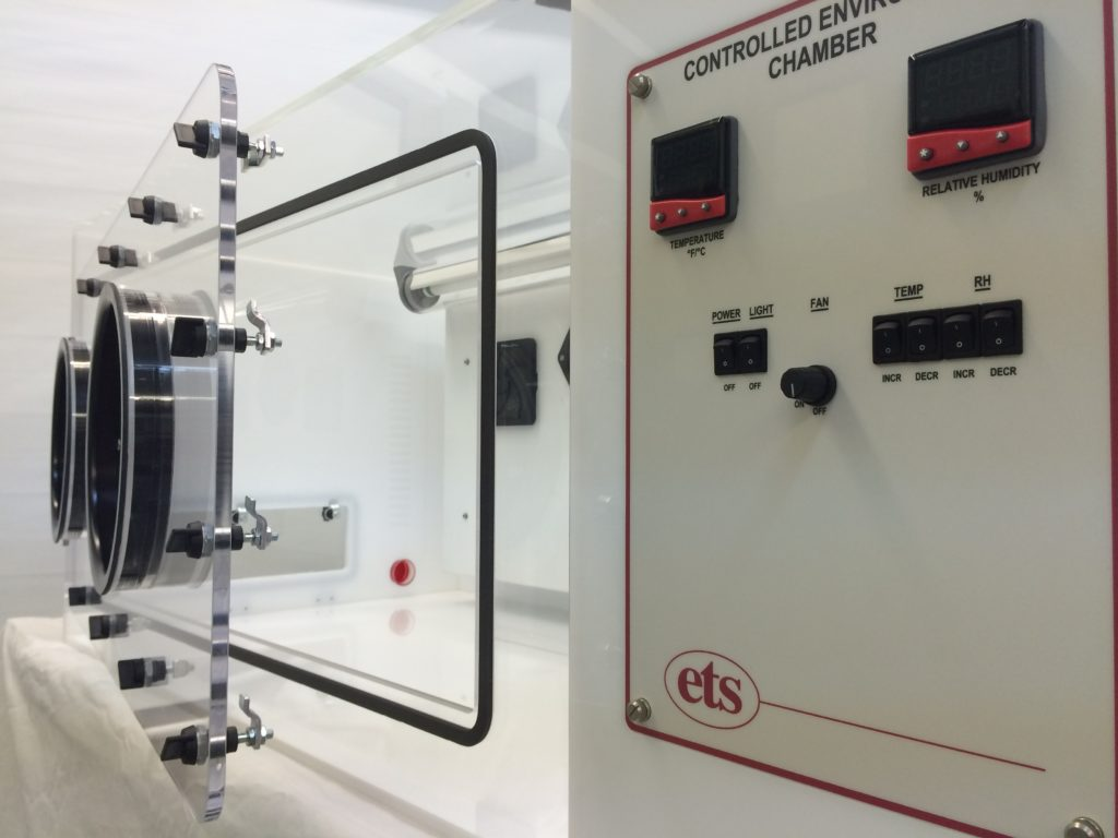 ELECTRO-TECH SYSTEMS INC ETS M 5532 系列 – 大型集成温度和湿度手套箱腔室 加热、冷却、加湿和除湿选项 提供 8 英寸端口或实心前门