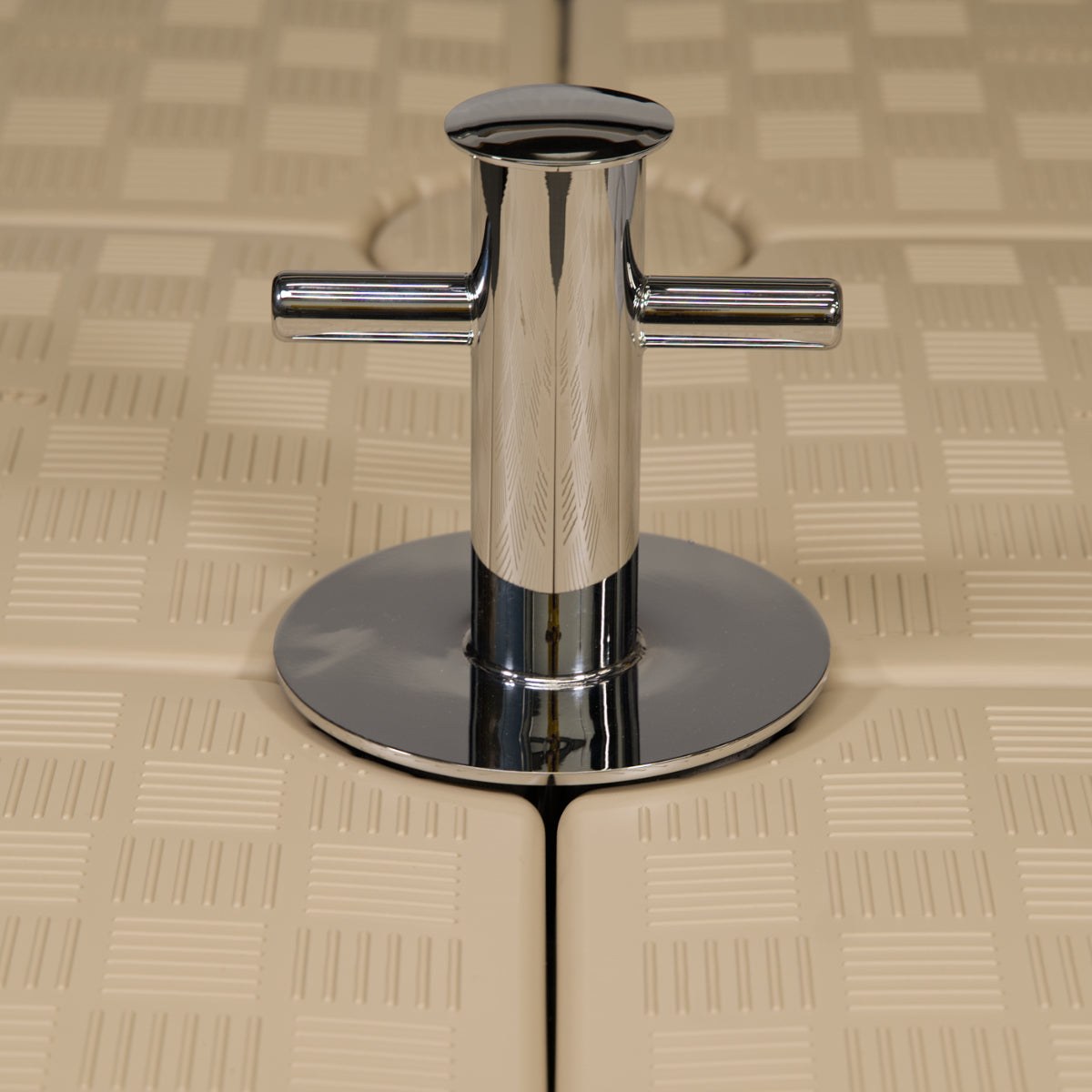 Medium Duty bollard on connecting pin (boats up to 35ft)