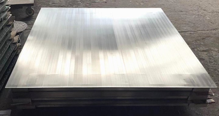 Weighing platform with 4 load cells