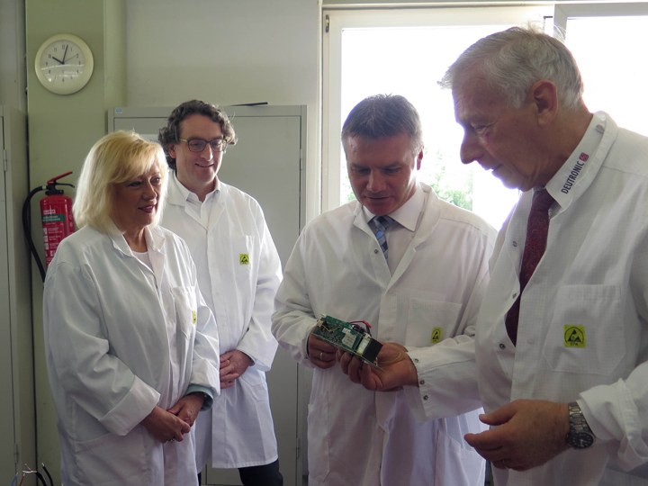A global player at home in Adlkofen. District Administrator Peter Dreier visited the headquarters of Deutronic Elektroni