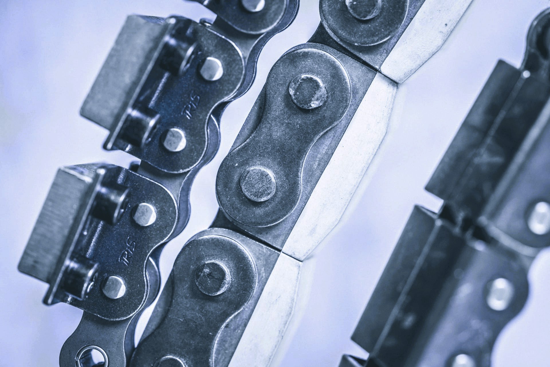 Chaînes à plaques rajoutées: types, applications industrielles et avantages dans les systèmes de convoyage