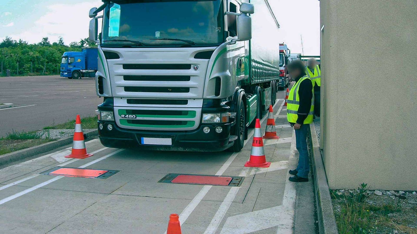 Low speed dynamic axle weighing system