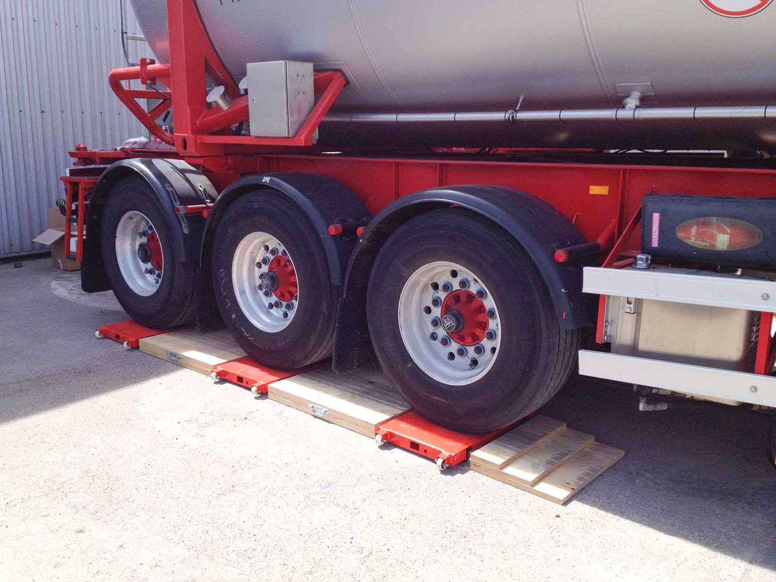 Mobile weighing system for tanker truck