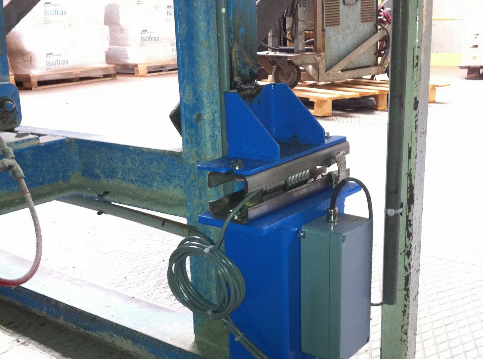 Stain gauge weighers for hoppers