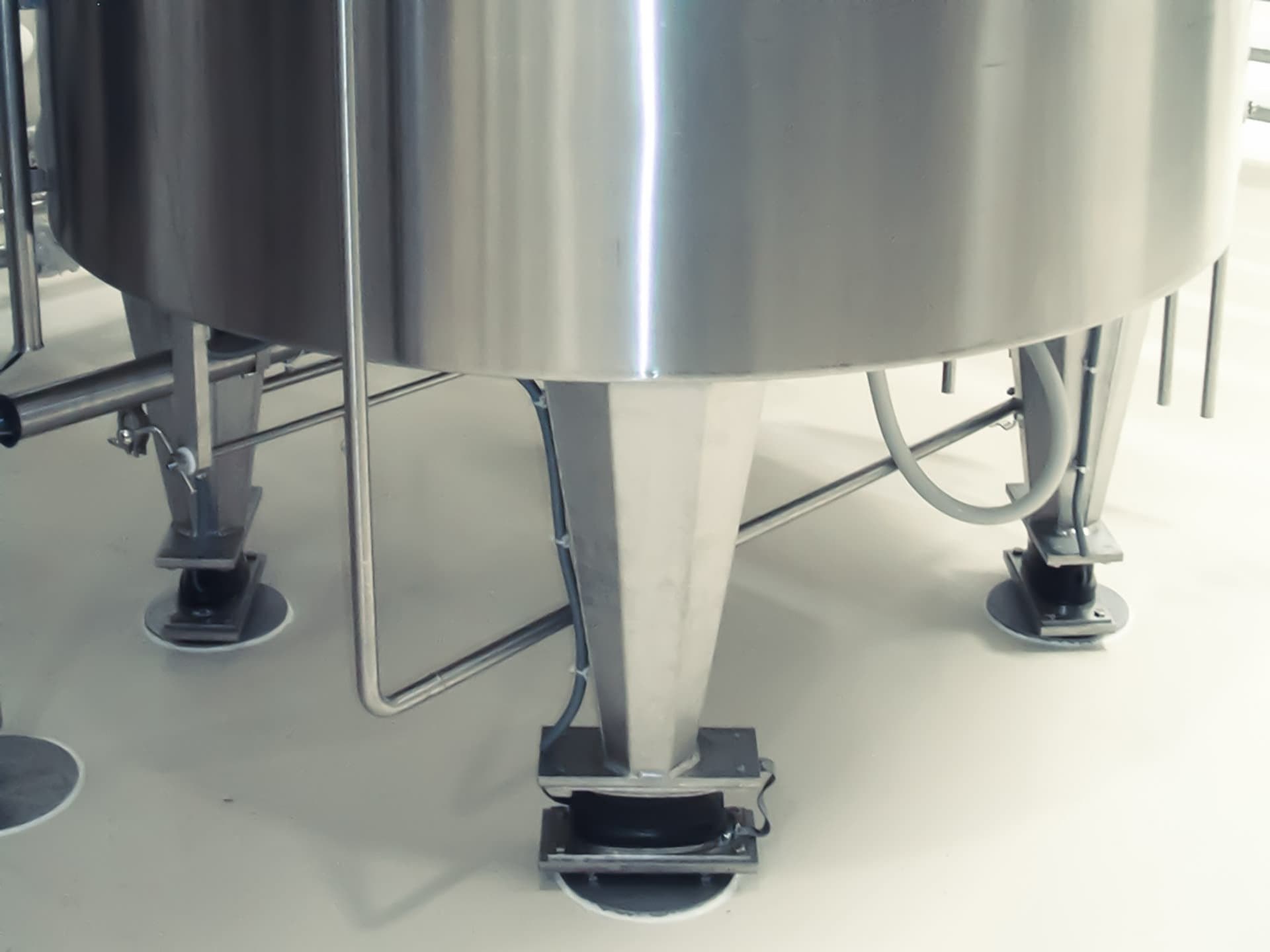Weighers for tanks and hoppers