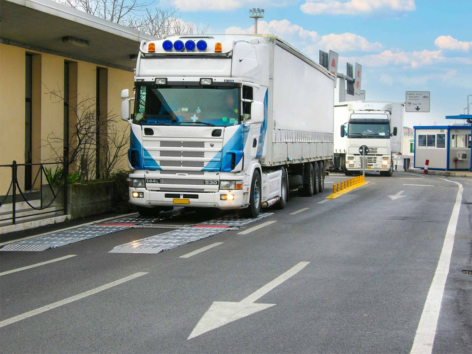 Weighing platform for trucks