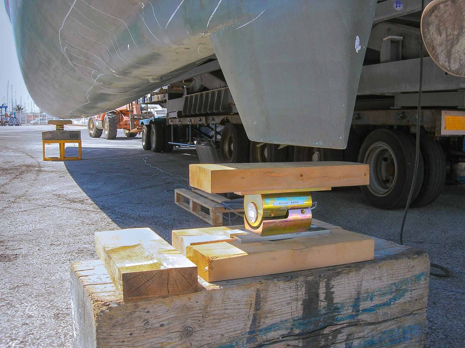 Weighing sensors for balancing the boat