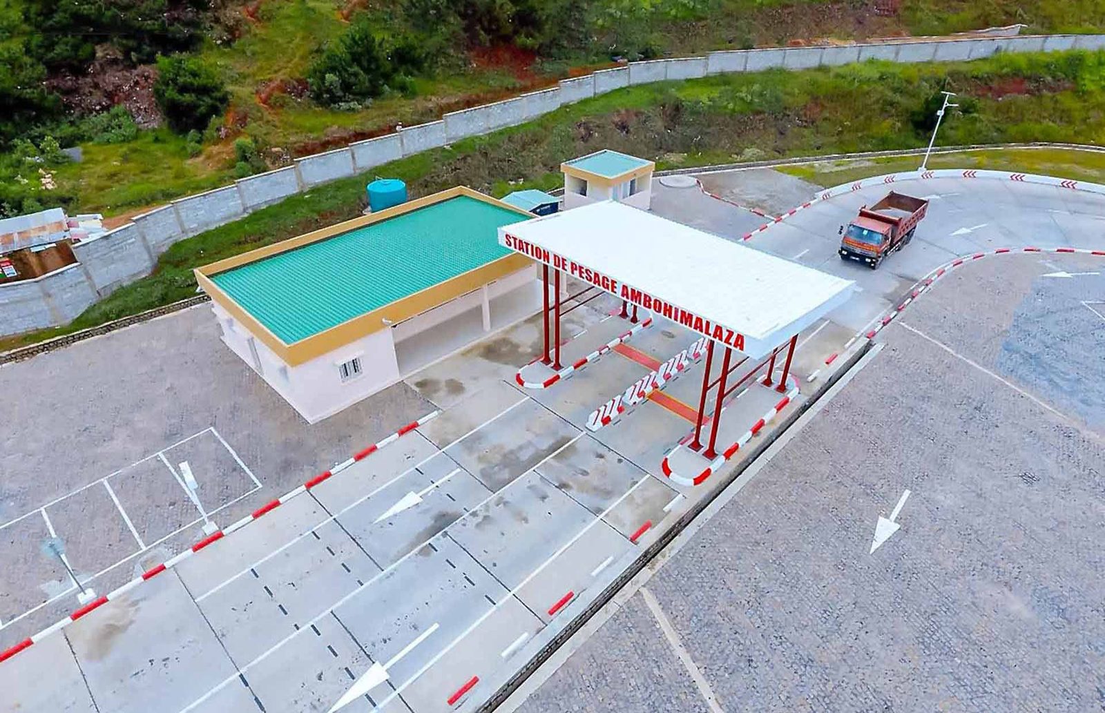 Weighing station for trucks