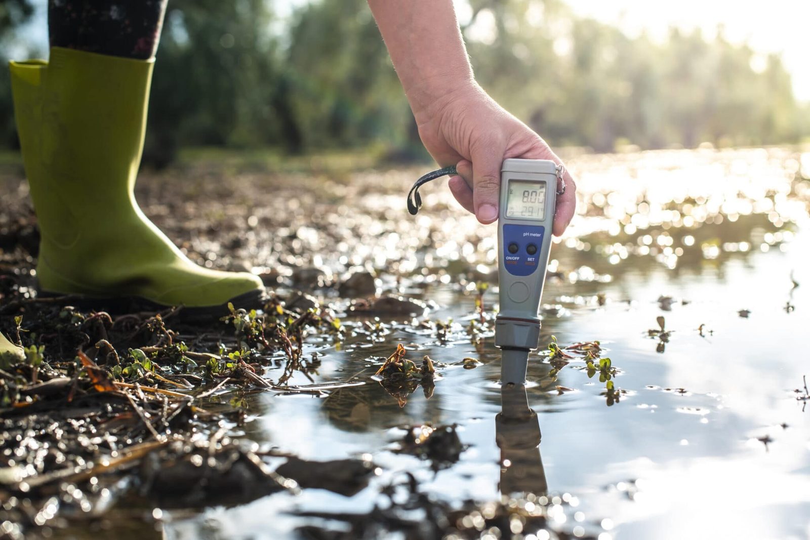 Handheld water analysis device