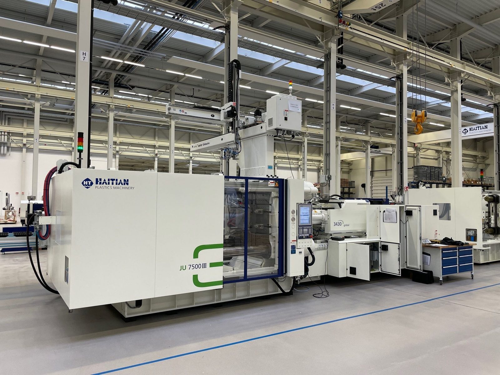 Endlich ist sie da! - Investition in eine neue Spritzgiessmaschine mit einer Zuhaltekraft von 750 t - Neue Produktionsmö