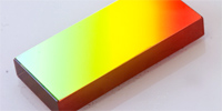 衍射光栅，一种把入射的多色光分解成它所包含的单色光的光学元件