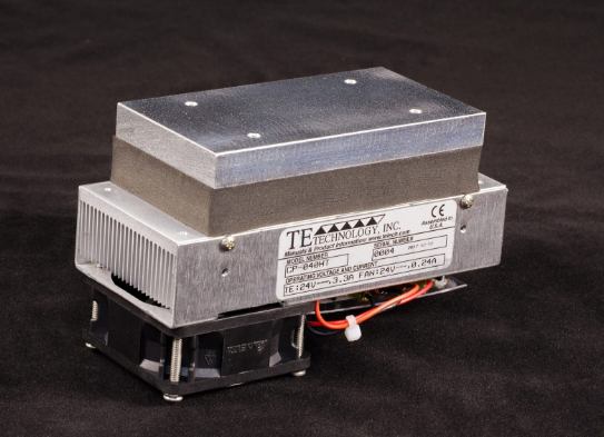 美国TETechnology,CP-040HT 系列,半导体制冷器,额定容量：0°C 温差时为 40 瓦,窄散热器的宽度仅为 67 mm